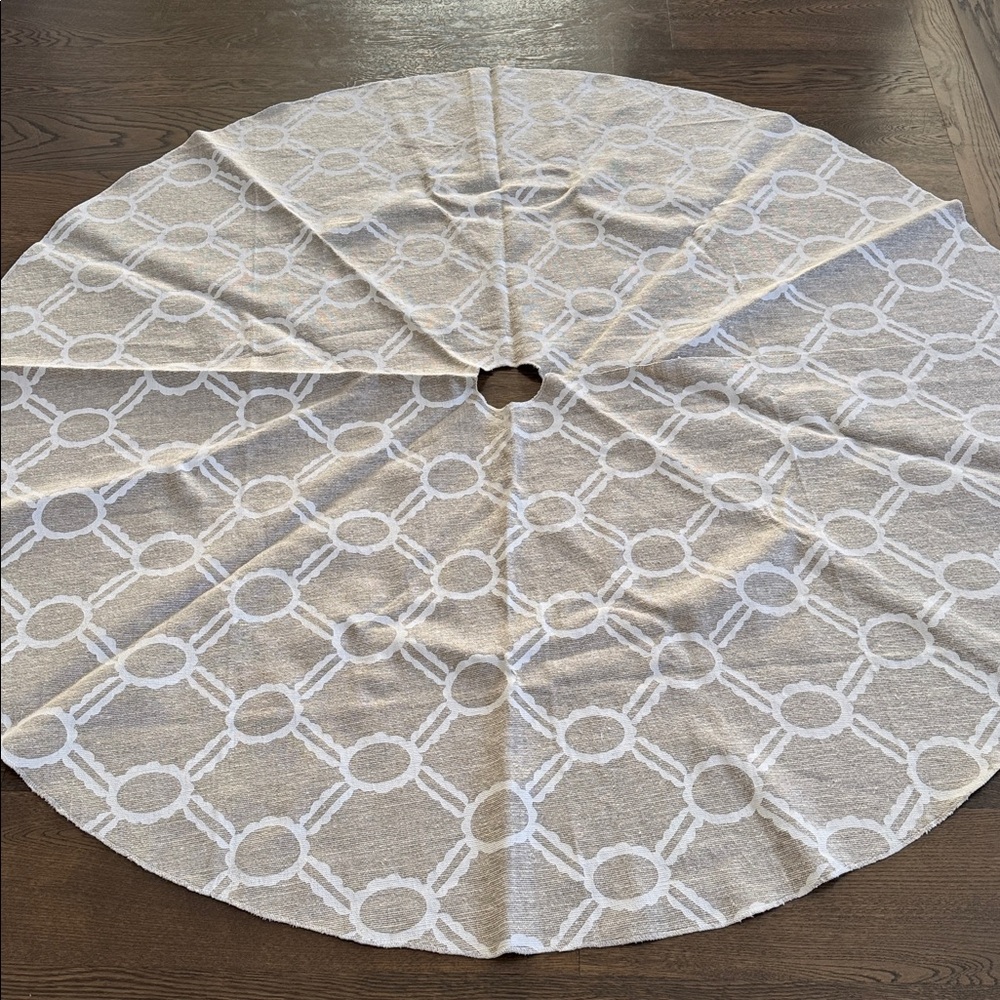 Crate&Barrel Noelle Ivory Christmas Tree Skirt NEW! ✨ 60"